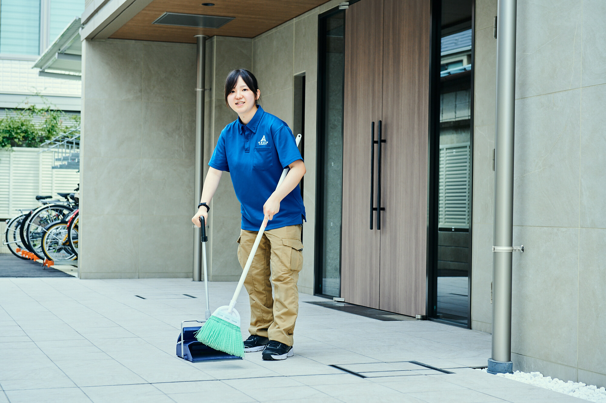 ファイヴエーカンパニーの巡回清掃とは専用バイクで施設を巡回して清掃を行います。　