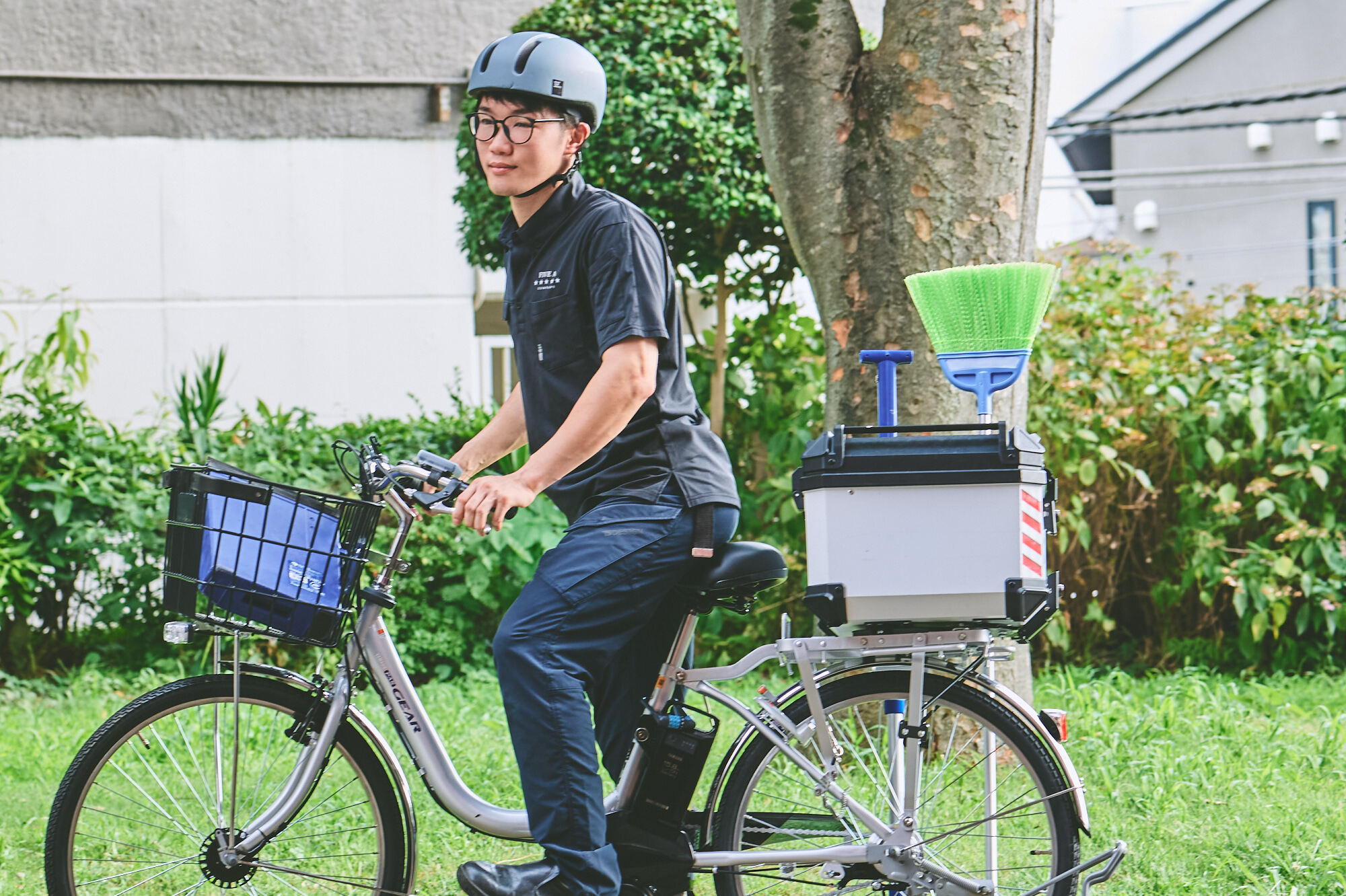 ファイヴエーカンパニーの巡回清掃とは専用バイクで施設を巡回して清掃を行います。  ファイヴエーカンパニーの巡回清掃とは専用バイクで施設を巡回して清掃を行います。