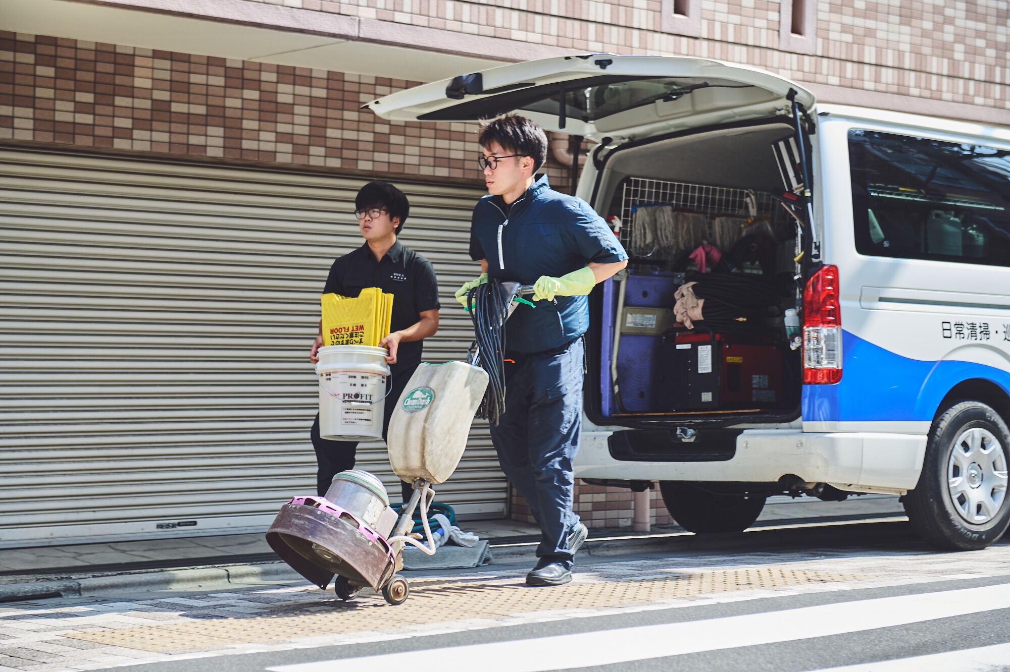 ファイヴエーカンパニーの巡回清掃とは専用バイクで施設を巡回して清掃を行います。  ファイヴエーカンパニーの巡回清掃とは専用バイクで施設を巡回して清掃を行います。