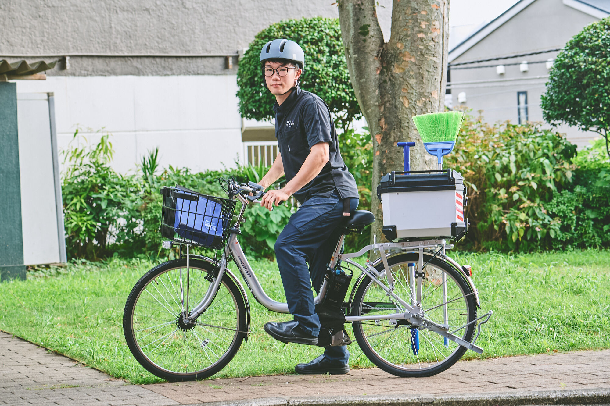 ファイヴエーカンパニーの巡回清掃とは専用バイクで施設を巡回して清掃を行います。  ファイヴエーカンパニーの巡回清掃とは専用バイクで施設を巡回して清掃を行います。