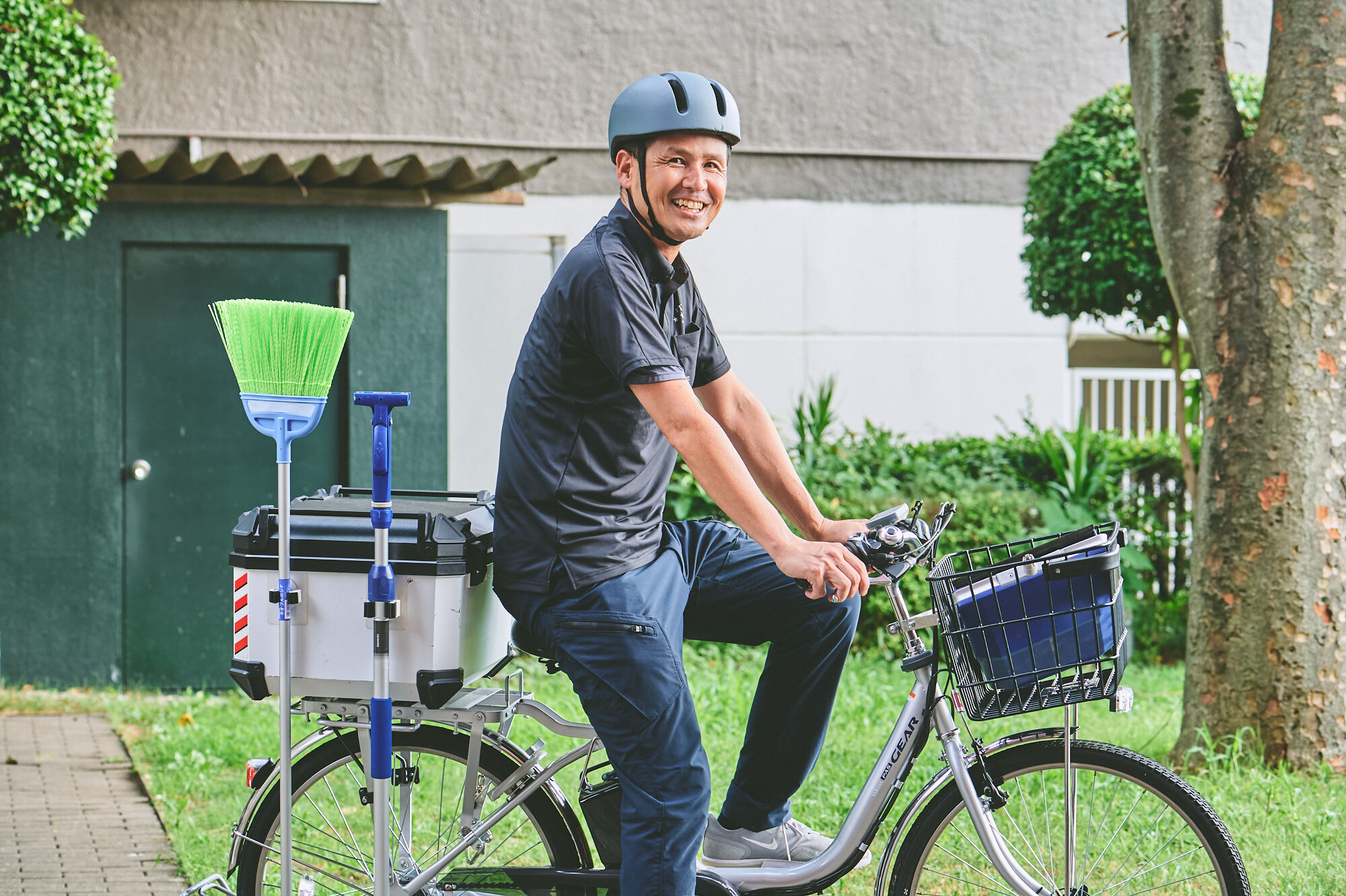 ファイヴエーカンパニーの巡回清掃とは専用バイクで施設を巡回して清掃を行います。　